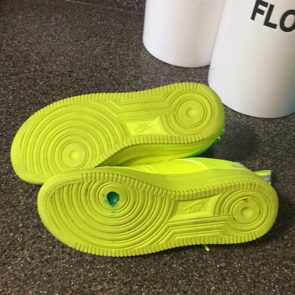 NIKE'S AIR FORCE 1 UTILITY ARRIVES IN A STRIKING "VOLT" - Picture 13 of 14